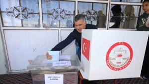 Başkale'de hasta ve engelliler seyyar sandıkta oy kullandı