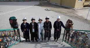 Van'daki Kırgız Türkleri yöresel kıyafetleriyle oy kullandı