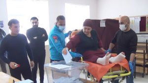 Yatağa bağımlı hastalar oy kullanmaya sedyeyle götürüldü