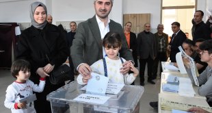 Aile ve Sosyal Hizmetler Bakan Yardımcısı Tarıkdaroğlu, oyunu Erzurum'da kullandı