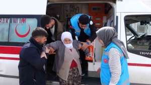 Tatvan'da 62 yaşındaki Sakine nine ambulansla oy kullandı
