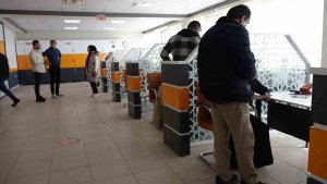 Erciş'te kimlik sıkıntısı yaşayan seçmenler nüfus müdürlüğüne akın etti