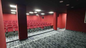 Güroymak Belediyesi konferans salonunu sinemaya çevirdi