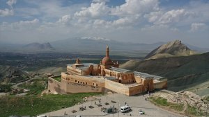 Turistler "Turizm Haftası"nda da rotayı İshak Paşa Sarayı'na çevirdi