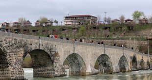 Muş'ta ziyaretçiler bayramın son gününü tarihi Murat Köprüsü'nde değerlendiriyor