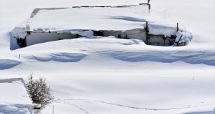 Kars'ta 2 bin 350 rakımdaki karla kaplı köyde umutla baharı bekliyorlar