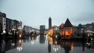 Erzurum'da yağmur sağanakla geliyor