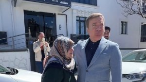 Vali yaşlı kadını gideceği yere makam otosuyla göndertti, hayır duasını aldı