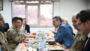 Mehmetçikle iftar yaptılar