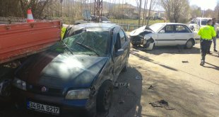Bingöl'de iki otomobilin çarpıştığı kazada 6 kişi yaralandı