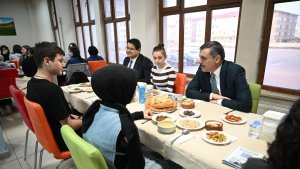 Öğrencilerle iftar yaptılar