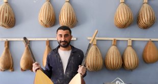 Merak saldığı bağlamanın her bir telini titizlikle işliyor