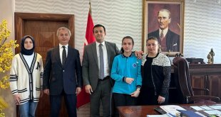 Erzurum'da en çok kitap okuyan öğrenciler altınla ödüllendirildi