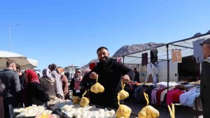 Esprileri hem güldürüyor hem limon satıyor