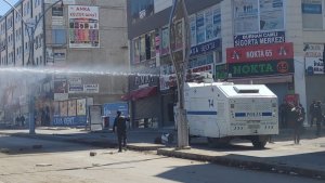 Van'da izinsiz gösterilere polis müdahale ediyor