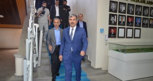 Muş Belediye Başkanı Asya, kurum personeliyle vedalaştı