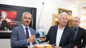 Yeni başkana Oltu taşından yapılan temsili anahtarı teslim etti