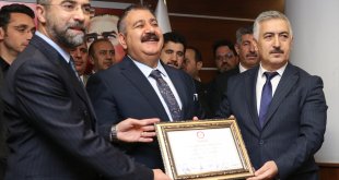 Erzurum'da büyükşehir, Yakutiye ve Palandöken belediye başkanları mazbatalarını aldı