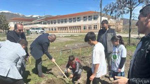 Varto'da öğrenciler okul bahçesine fidan dikti