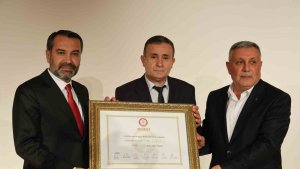 Sandıktan zaferle çıkan Elazığ Belediye Başkanı Şerifoğulları mazbatasını aldı