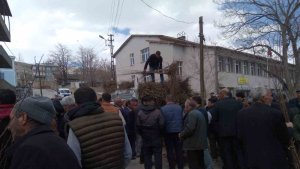 Özalp'ta çiftçilere meyve fidanı dağıtımı