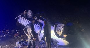Hakkari'de takla atan kamyonetteki 2 kişi yaralandı