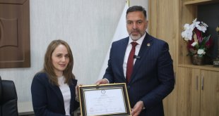 Kovancılar Belediye Başkanı Vahap Gök, mazbatasını alarak görevine başladı