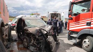 Elazığ'da hafif ticari araç, temizlik kamyonuna çarptı: 5 yaralı