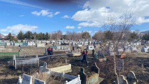 Mezarlıktaki ot yangınına itfaiyeden müdahale