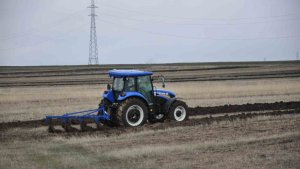 Kars'ta tarlalar sürülüyor