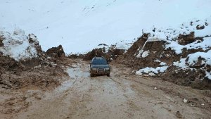 Yüksekova'da heyelan sonucu kapan köy yolu kontrollü olarak açıldı