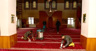 Çatak'ta bayram öncesi camilerde temizlik yapıldı