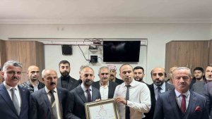 Çukurca Belediye Başkanı Nazmi Demir mazbatasını aldı