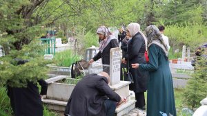 Elazığ'da vatandaşlar mezarlıklara akın etti