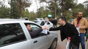 Elazığ Belediyesi, mezarlığa gelen vatandaşlara ikramda bulundu