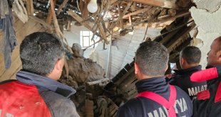 Malatya'da çöken kerpiç evin ahırındaki 6 ineği itfaiye kurtardı