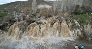 Karların erimesi ve yağışlar Muradiye Şelalesi'ni coşturdu