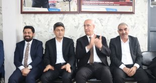 AK Parti Bingöl milletvekilleri Berdibek ve Korkutata Karlıova'da vatandaşlarla bayramlaştı