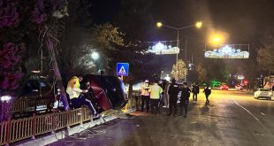 Erzurum'da refüje çarpan otomobildeki 3 kişi yaralandı