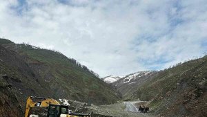 Sel felaketi köy yolunu ikiye ayırdı, ekipler hamile kadın için seferber oldu