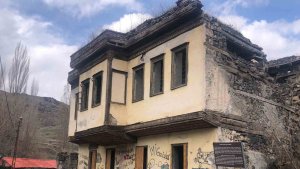 Kars'ta tarihi paşa konağı yıkılıyor