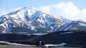 Erzurum'un bir yanı kar bir yanı bahar