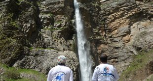 Doğaseverler Bitlis'teki Gümüşkanat Şelalesi'nin aktığı bölgeyi gezdi