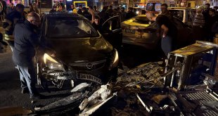 Erzurum'da trafoya çarptıktan sonra devrilen otomobildeki 2 kişi yaralandı