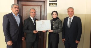 Ağın Belediye Başkanı Şeref Çakar mazbatasını aldı