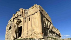 Van'ın bin 700 yıllık kilisesi ziyaretçilerini bekliyor