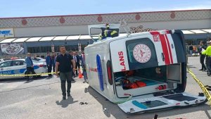 Erzincan'da otomobil ile ambulans çarpıştı: 6 yaralı