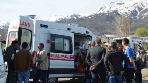 Köy muhtarının aracıyla öğrenci servisi çarpıştı: 10 yaralı