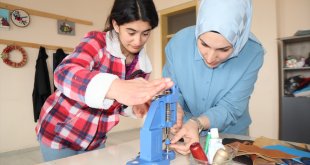 Özel öğrenciler el sanatları atölyelerinde becerilerini geliştiriyor