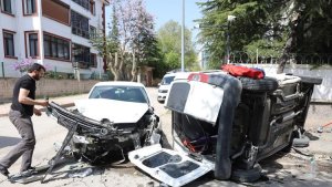 Elazığ'da kazaya karışan hafif ticari araç yan yattı: 1 yaralı